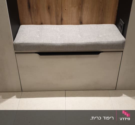 כרית אפורה על ספסל עץ עם גב עץ